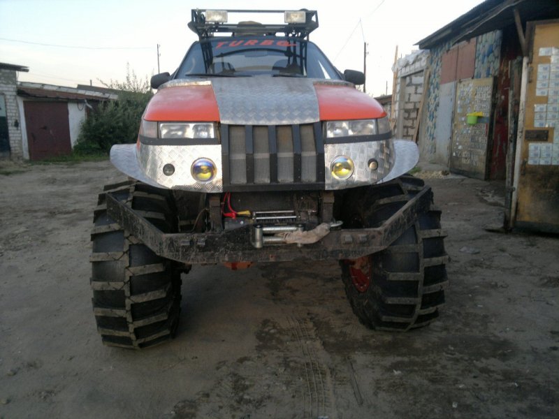 Чудо-юдо ВАЗ-2112 на огромных внедорожных колесах Чудо-юдо ВАЗ-2112 на огромных внедорожных колесах