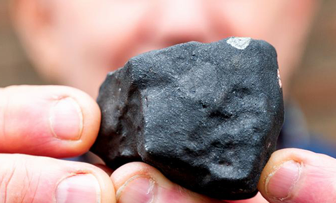 Немец нашел с утра перед домом черный камень. Анализ показал, что он прилетел из точки между Юпитером и Марсом Культура