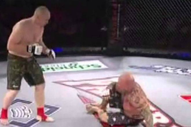 Российский боец вышел на ринг и уничтожил американскую легенду ММА Культура