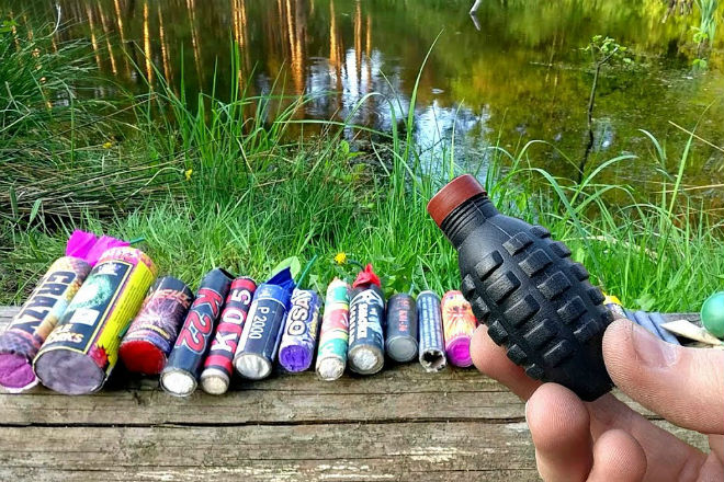 Взрываем мощную петарду в воде