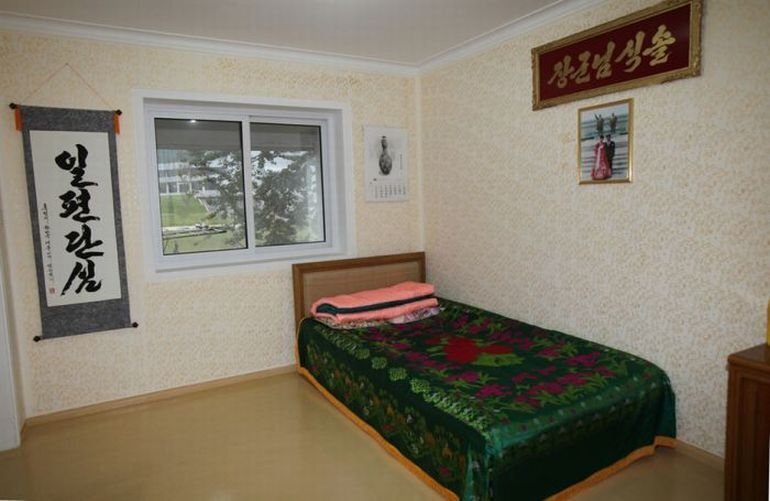 Как выглядят реальные квартиры обычных людей в Северной Корее людей, стране, квартир, практически, квартирах, гости, всего, комнате, может, обычных, Генералиссимуса, выглядит, ванной, северокорейских, холодильник, которую, видео, мебели, каких, всегда