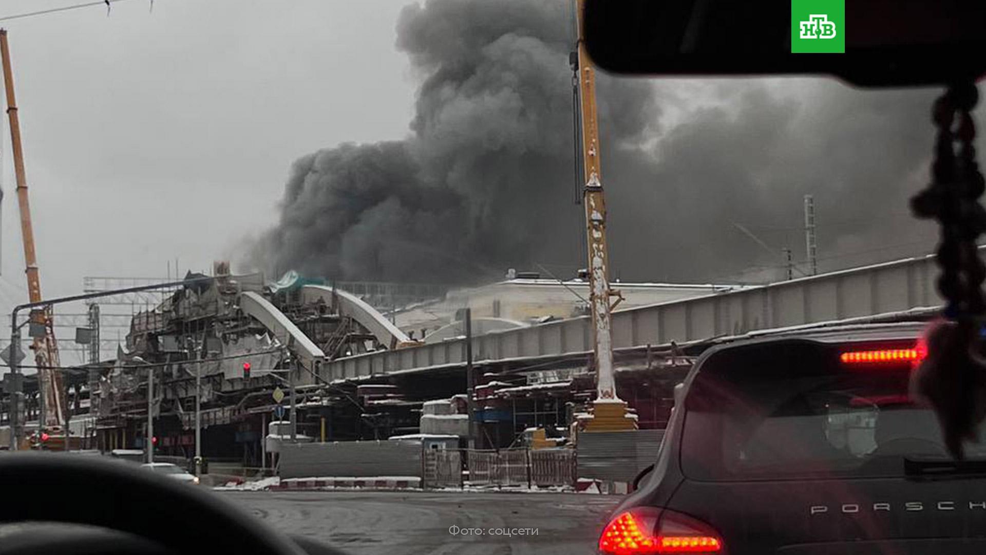 Пожар в москве 1 час назад. Пожар в Москве. Пожар в Москва Сити. Пожар в здании. Горящее здание.