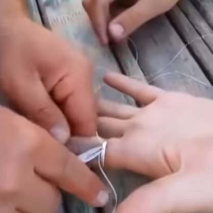 Обязательно посмотрите, в жизни пригодится! Как безболезненно снять кольцо с опухшего пальца! Обязательно посмотрите, в жизни пригодится! Как безболезненно снять кольцо с опухшего пальца!