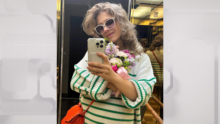Беременная актриса Лиза Арзамасова после посещения кафе получила в подарок цветы от мужа