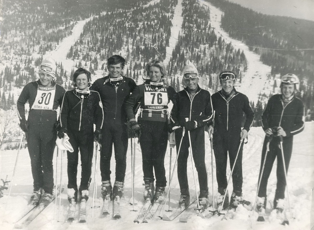 1975 год. Спортсмены Таштагольской горнолыжной школы на вершине горы Холодная. Вид на горнолыжные трассы горы Буланже. Лыжи Polsport и очки Okula