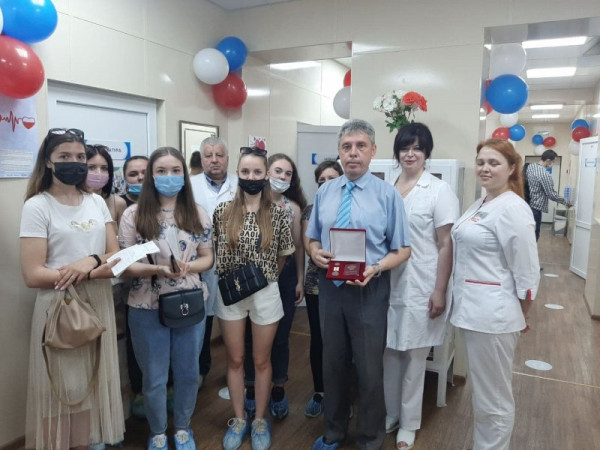 Севастопольца наградили медалью «За содействие донорскому движению»