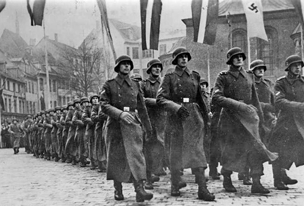 Парад солдат 15-й вооруженной гренадерской дивизии СС, Рига, 18 ноября 1943 года