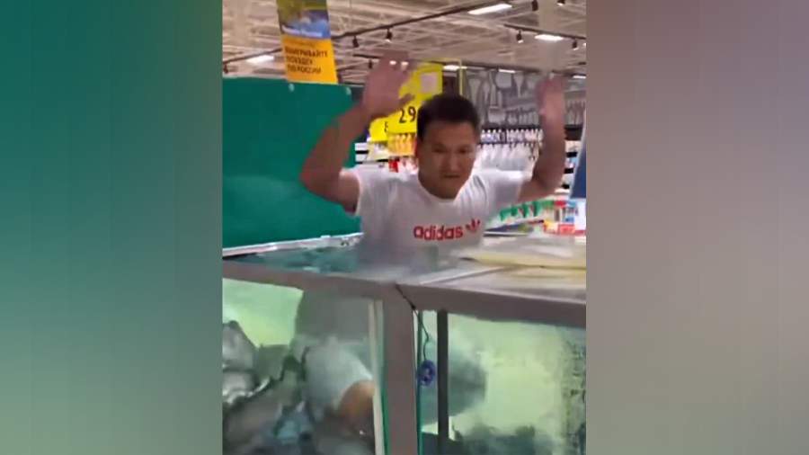 Пранкеры из Тувы извинились за купание в аквариуме супермаркета в Красноярске