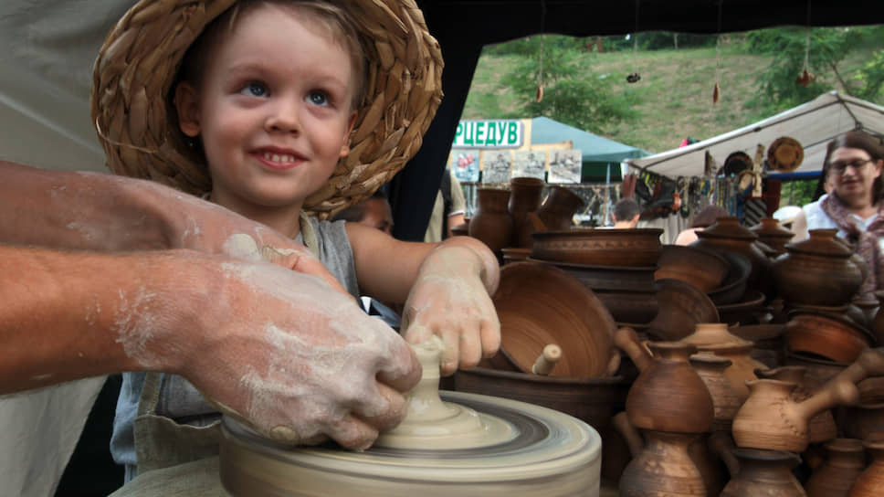 Школьников и бюджетников переводят на самозанятость