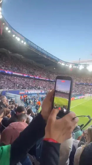 Земфира* и Рената Литвинова посетили футбольный матч и поболели за российского вратаря Матвея Сафонова Рената, Литвинова, Земфира, актриса, подруги, Ренаты, открыто, позицию, Париж, происходящего, озвучивала, против, выступила, публично, границей, Певица, тогда, военной, переехали, операции