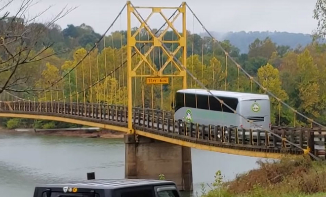 Автобус весом 12 тонн заехал на мост, рассчитанный на 10 тонн. Полотно начало гнуться под колесами: видео