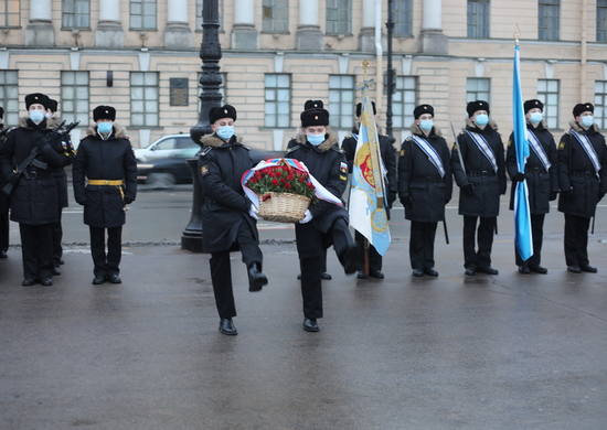 Офицеры и курсанты Военно-Морского Института возложили венки и цветы к памятнику Крузенштерну в Петербурге