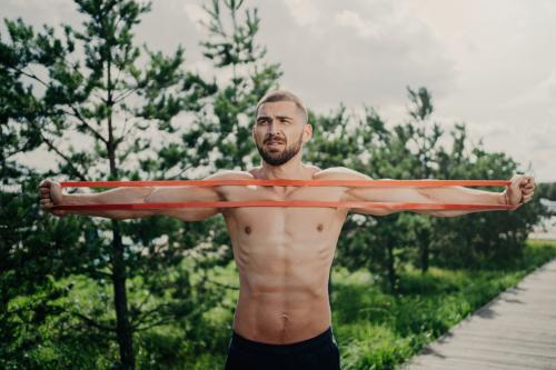 Упражнения на плечи для мужчин. Как подготовить плечи к тренировке?
