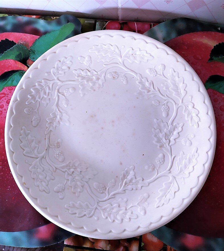 Большая тарелка с выпуклым рельефным рисунком - дубовые ветки с желудями