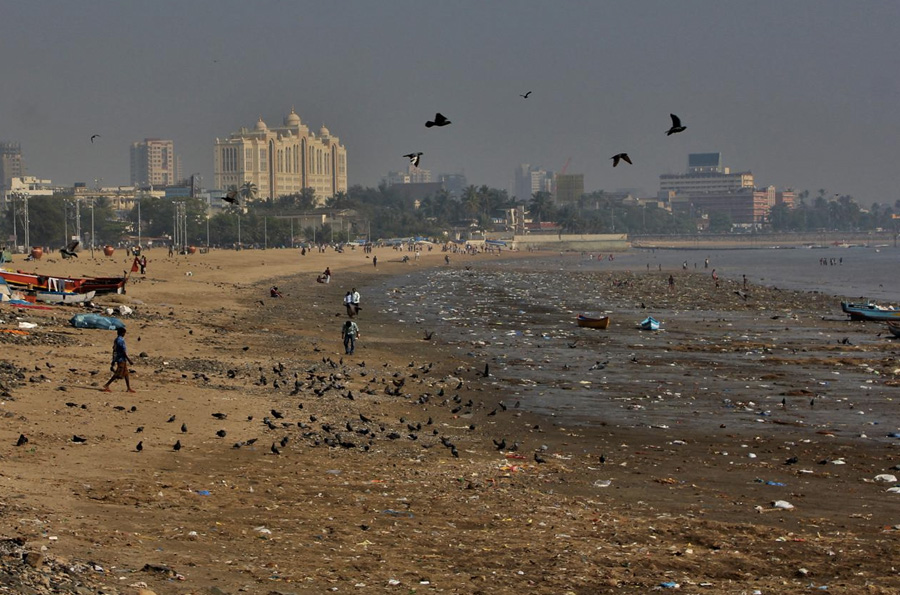 Чоупатти, Индия
Пляж Мумбаи уже давно завоевал репутацию одного из самых грязных пляжей в мире. Чистотой не отличается не только сама вода, но и берег. На территории пляжа повсюду валяются бумажки, объедки и прочий мусор. Место считается непригодными для купания.