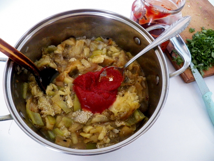 Рагу и икра из запеченных баклажанов и перцев с томатной пастой овощные блюда