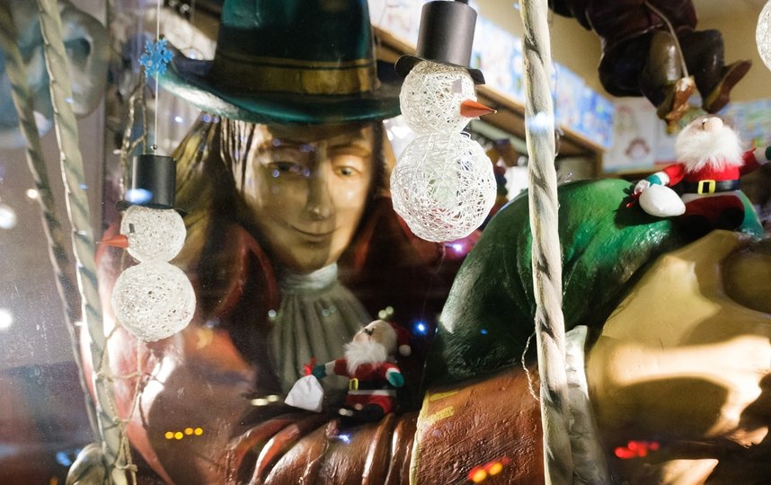 Петербург готовится к празднованию Нового года: как украсили витрины в центре города