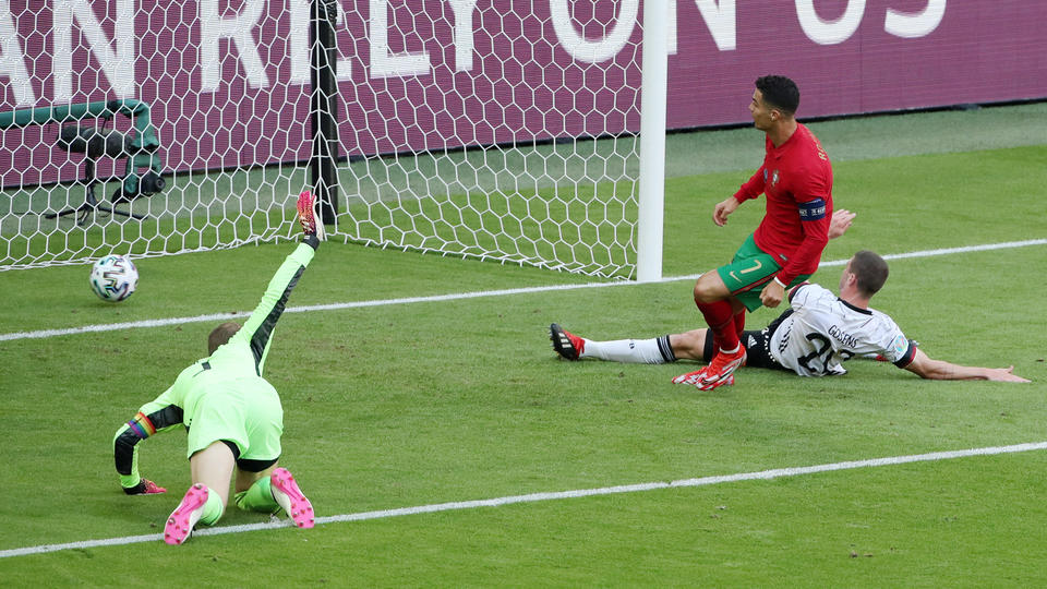 Португалия забила четыре гола в матче с Германией, два - в свои ворота