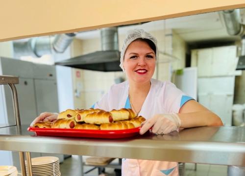 В новом учебном году открылись двери школьной столовой после капитального ремонта и повара с радостью встречают учеников школы.