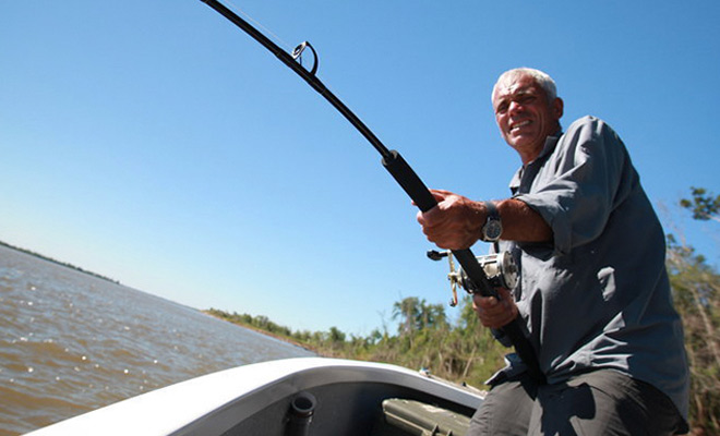 Рыбак в африканской реке поймал рыбу, которая может охотиться на крокодилов. Видео