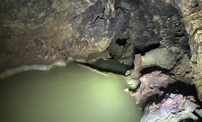 Небольшое отверстие в земле оказалось пещерой глубиной 200 метров: видео пещеру, отверстие, решила, пещера, Посреди, настоящее, крупные, сидели, вокруг, камнях, озеро, глубоким, плескалось, провалом, дальше, более, оборвалась, поворотом, очередным, спускаться За