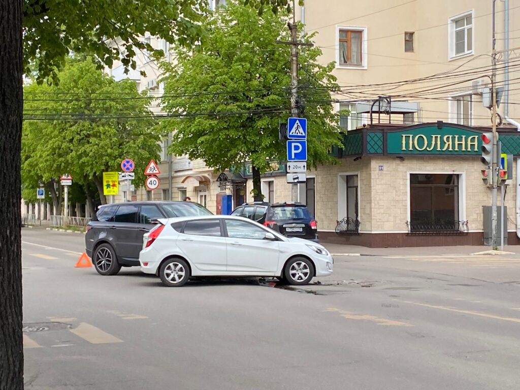 В центре Рязани столкнулись два автомобиля