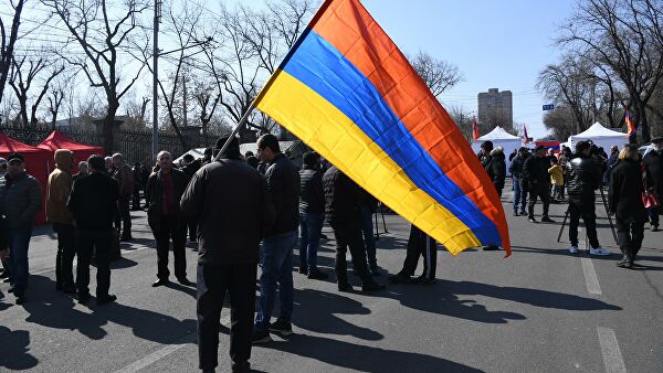 Армянские радикалы проводят факельное шествие в центре Еревана