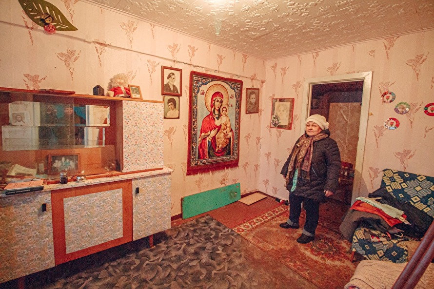 Лидия Шоличева из поселка Советский взяла себе в пользование весь пятый этаж в своем подъезде. Жизнь в такой квартире тяжело — в комнатах резко пахнет сыростью