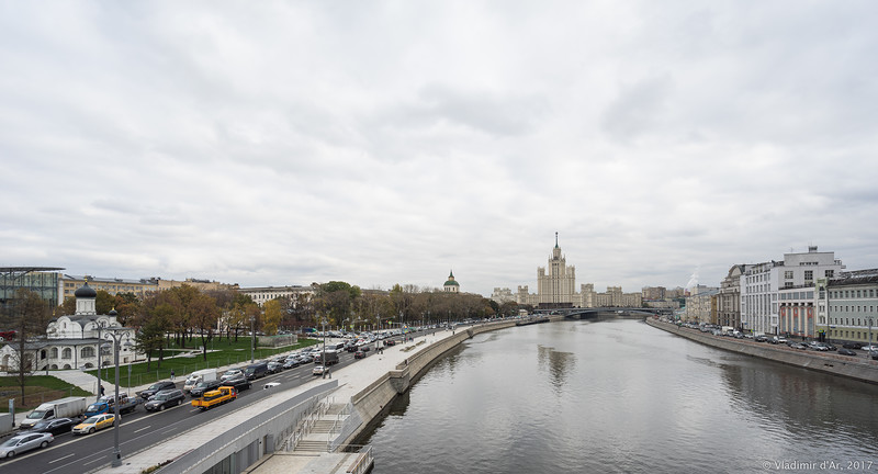 Причал зарядье москва москворецкая набережная отзывы. Котельническая набережная пешеходный мост. Вид на Зарядье с Котельническая набережная осень. Зачатие Анны Зарядье вид с моста.