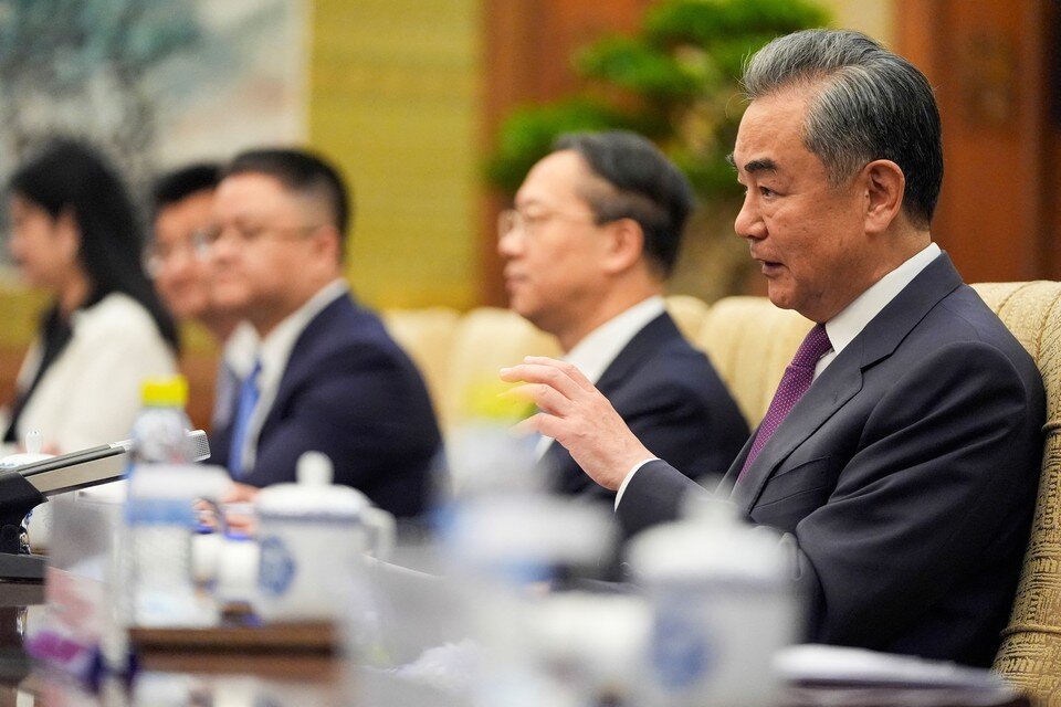    Глава МИД КНР Ван И сообщил, что Китай никогда не оставался в стороне от ситуации с конфликтом на Украине. REUTERS