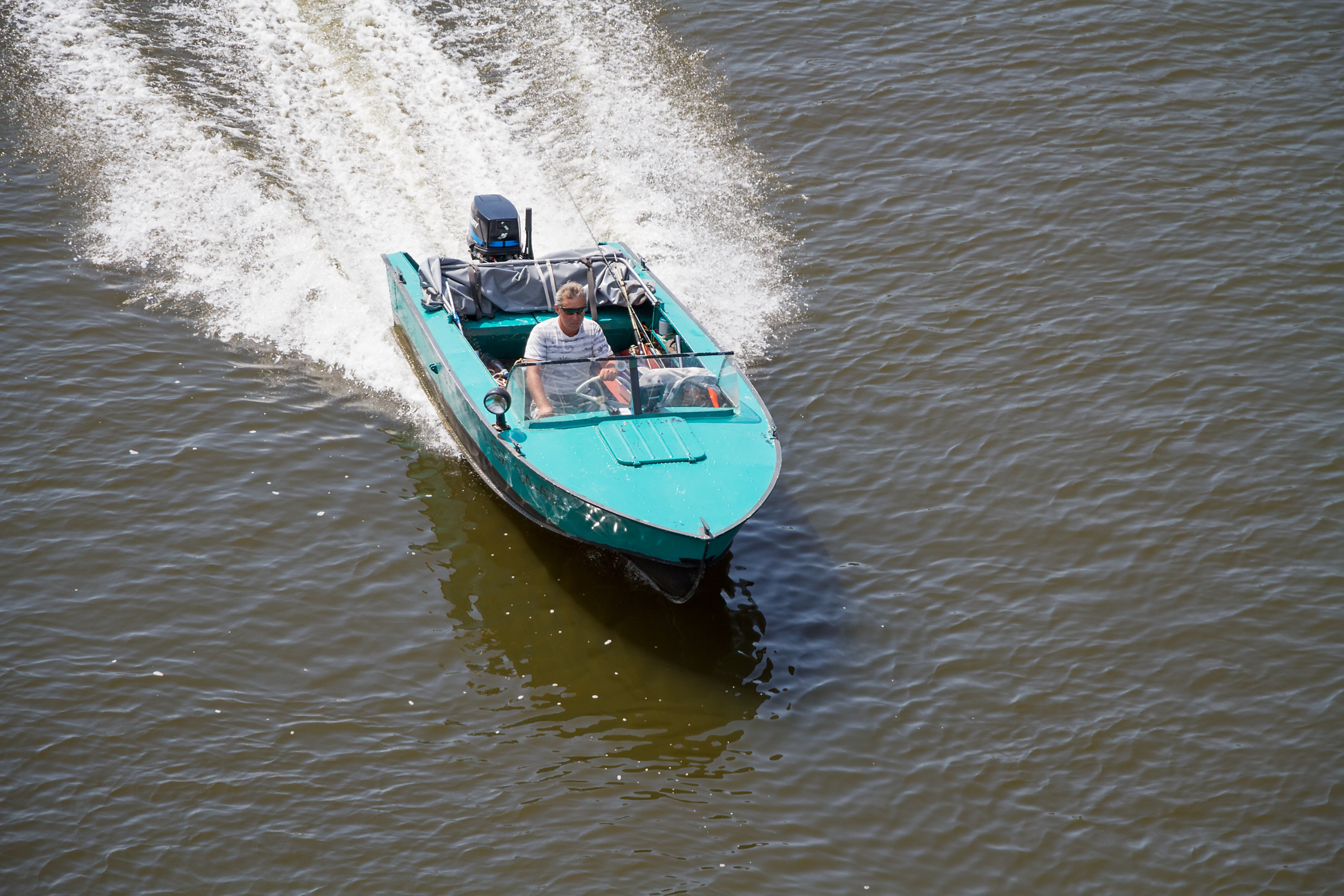 лодки черно белые фото на воде. лодка на берегу. лодка остановилась. лодка остановилась. надувная лодка на озере.
