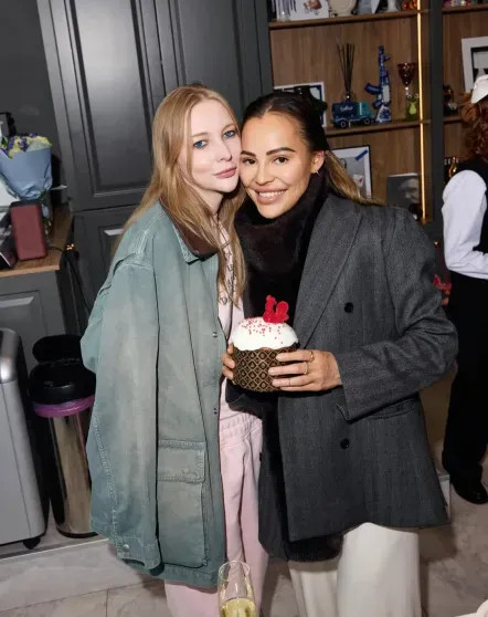 Виктория Шелягова (с куличом за 100 тысяч рублей), Юлия Барановская, Диана Манасир и Кристина Потупчик посетили пасхальный обед Дениса, Барановская, Дарина, Среди, СимачёваКулич, Шелягова, Виктория, Вчера, обедНакануне, обедПасхальный, СимачёваПасхальный, АлексееваКулич, Заболотный, АрхангельскаяИнга, БерманЕвгений, показали, ПотупчикНаталия, АлексееваКристина, ЖидковскийЮлия, МанасирАлексей