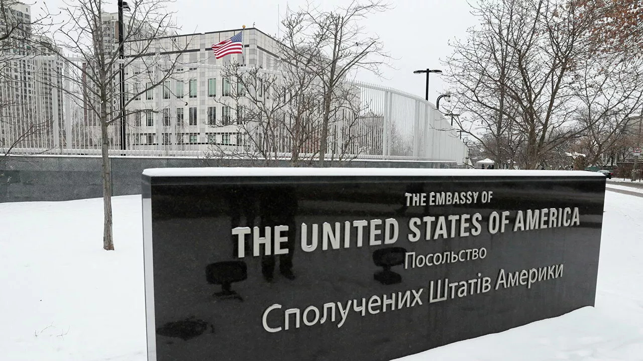 Американцы и англичане эвакуируют свои посольства из Украины, поскольку боятся прямых ракетных попаданий по...