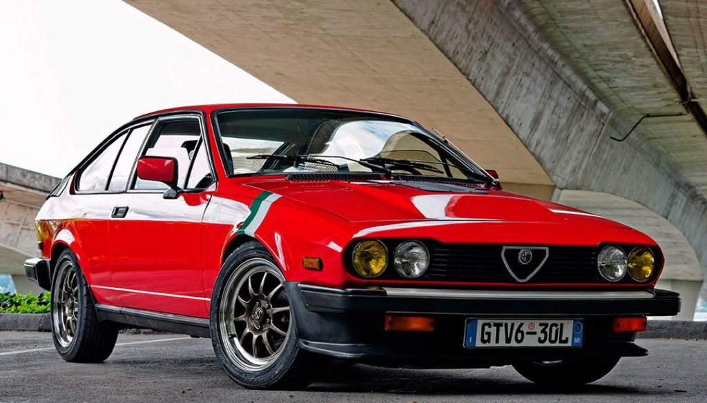 Молодожены вдвоём восстановили Alfa Romeo GTV6 