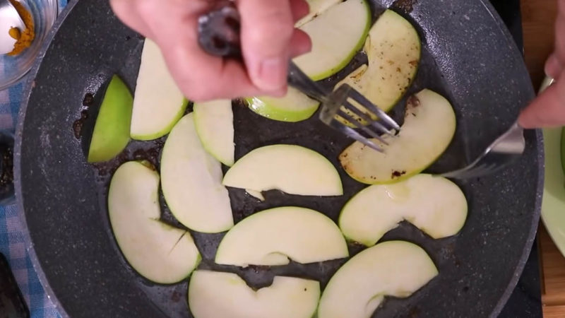 Никакой горечи печёнки — божественный вкус. Ресторанное блюдо, которое по силам каждому печень, минуте, обжарьте, яблоко, другое, маслом, среднего, каждой, стороны, Посолите, поперчите, переложите, блюдоНа, сковородке, сторон, Переложите, Печень, растительным, духовке, невозможно