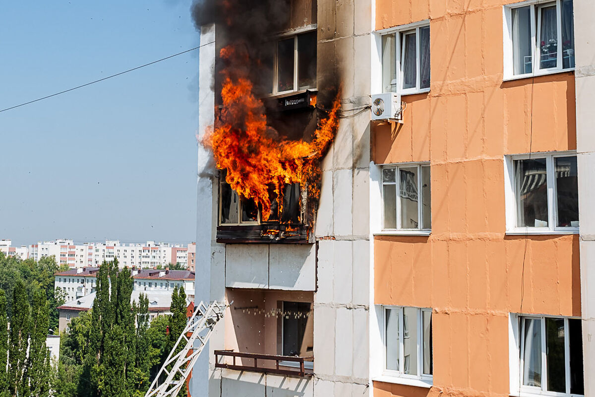 ФОМ: треть россиян не предпринимают никаких мер для защиты жилья от пожаров