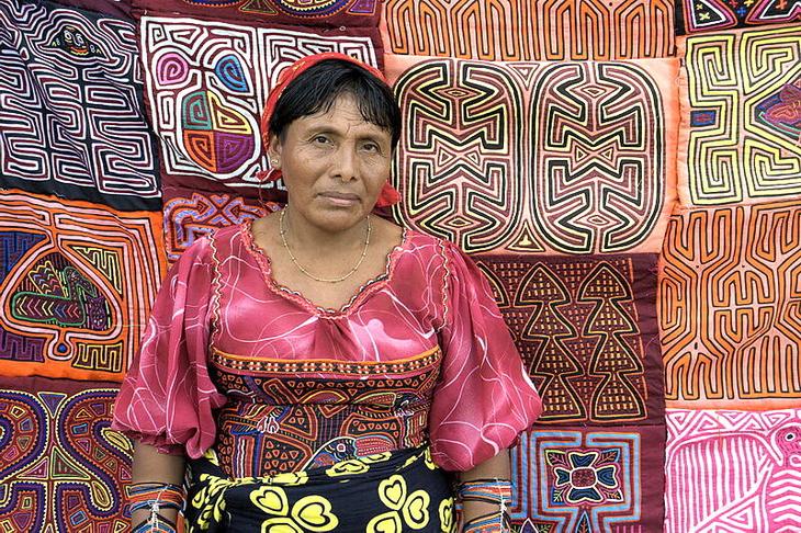 Женщина из Гуна Яла продает молас в Панама-Сити