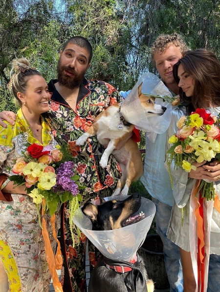 Эмили Ратажковски пишет книгу о самой себе Эмили Ратажковски пишет книгу о самой себе Звезды,Новости о звездах