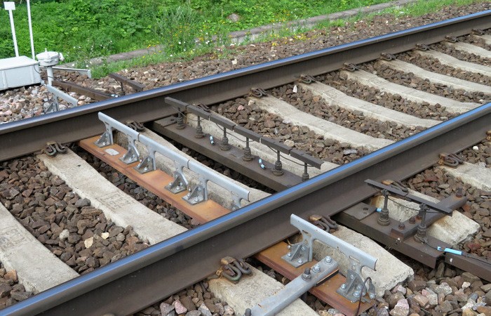 Что за странная металлическая штуковина устанавливается поперек рельс на железной дороге