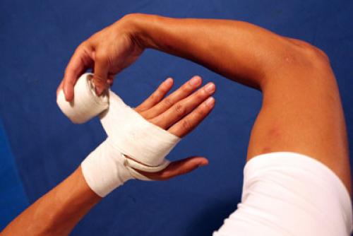 Боксерские бинты или как уберечь руки. Как правильно бинтовать руки боксерскими бинтами. Метод профессиональных боксеров. 03