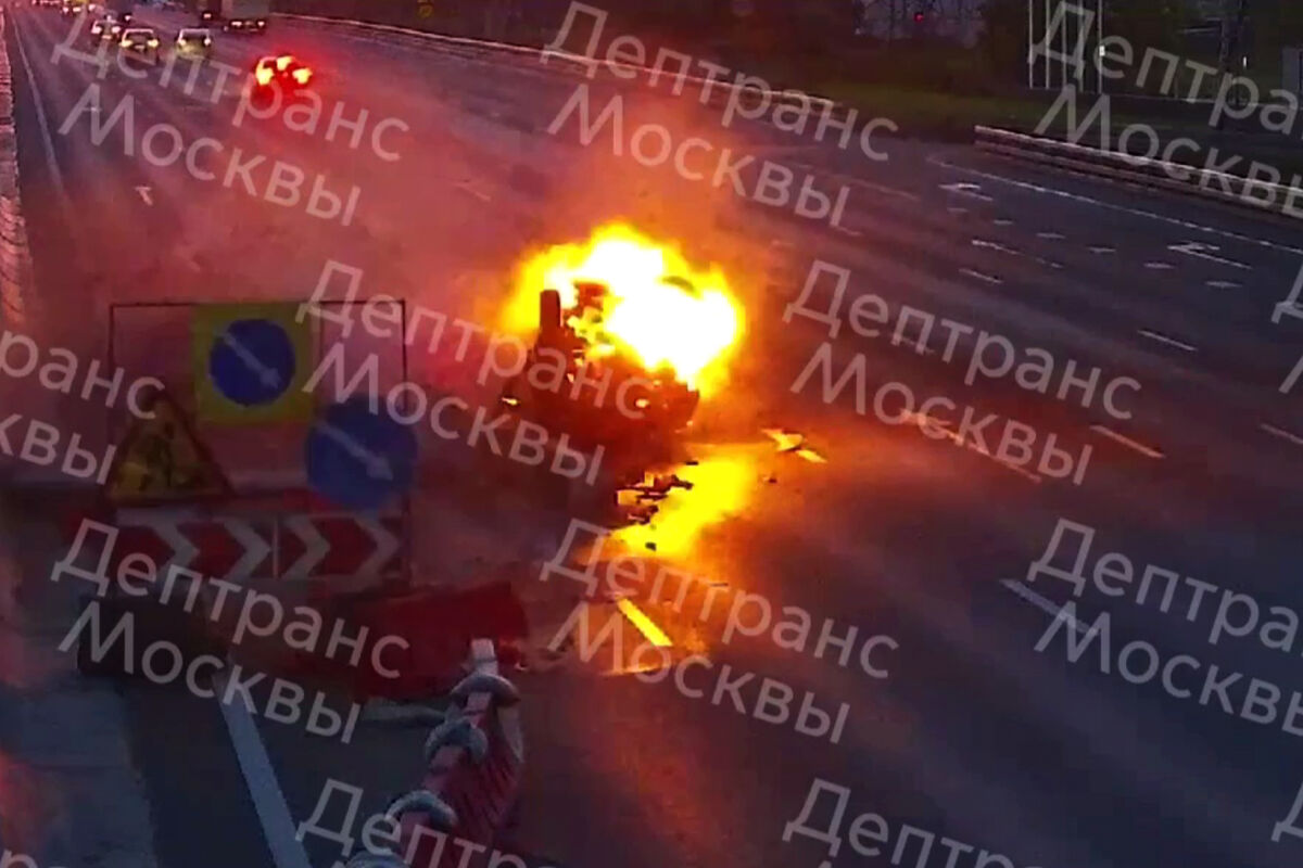 Момент возгорания такси после ДТП на МКАД попал на видео