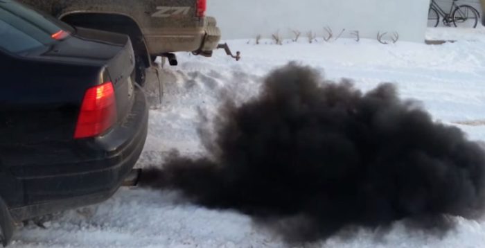 «Довели...»: почему важно следить за цветом выхлопных газов автомобиля всего, имеет, машине, такое, самое, топливо, системы, выхлопной,<br /><br />Выглядит жутковато.<br /><br />Очень часто черный выхлоп в автомобилях с бензиновыми агрегатами указывает на то, что существуют серьезные проблемы в системе впрыска или зажигания. Чаще всего неприятности исходят от топливных форсунок, которые уже перестали распылять топливо и просто льют его в камеру сгорания, что категорически недопустимо. Не менее часто черный дым появляется из-за датчика массового расхода воздуха. Если он ломается или барахлит, то воздух и топливо смешиваются в неправильной пропорции.<br /><br /><strong>Важно:</strong> отдельно следует отметить, что дизельные силовые агрегаты куда больше расположены к образованию черного дыма. Все потому, что в тяжелом топливе содержится достаточно представительное количество сажи. Конечно, в машине для нее есть специальный сажевый фильтр, однако он имеет обычай забиваться. А это значит, что его нужно чистить или менять.<br /><br /><b>Белый пар</b><br /><br /><div style=