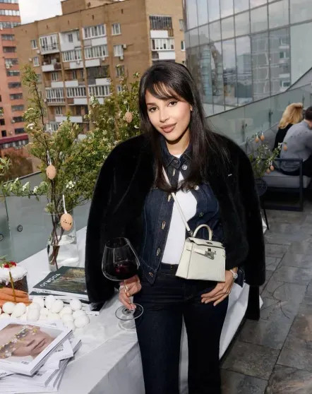 Виктория Шелягова (с куличом за 100 тысяч рублей), Юлия Барановская, Диана Манасир и Кристина Потупчик посетили пасхальный обед Дениса, Барановская, Дарина, Среди, СимачёваКулич, Шелягова, Виктория, Вчера, обедНакануне, обедПасхальный, СимачёваПасхальный, АлексееваКулич, Заболотный, АрхангельскаяИнга, БерманЕвгений, показали, ПотупчикНаталия, АлексееваКристина, ЖидковскийЮлия, МанасирАлексей