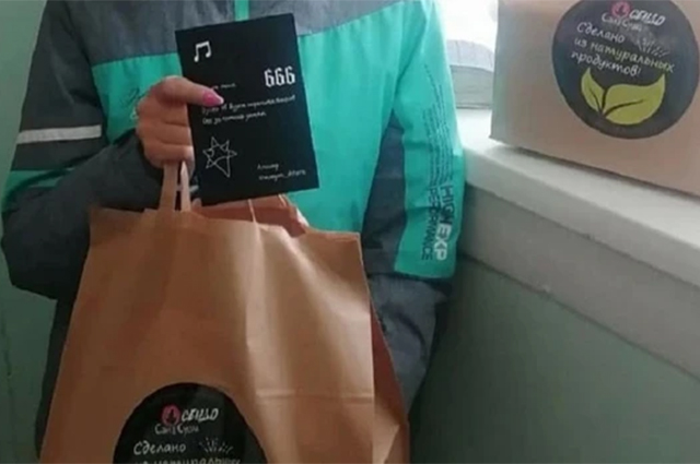 Моргенштерн поздравил сотрудников сибирских детдомов наборами суши и роллов Моргенштерн поздравил сотрудников сибирских детдомов наборами суши и роллов