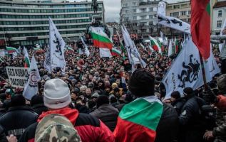 Антивакценаторы устроили протесты в Болгарии и пытались прорваться в парламент