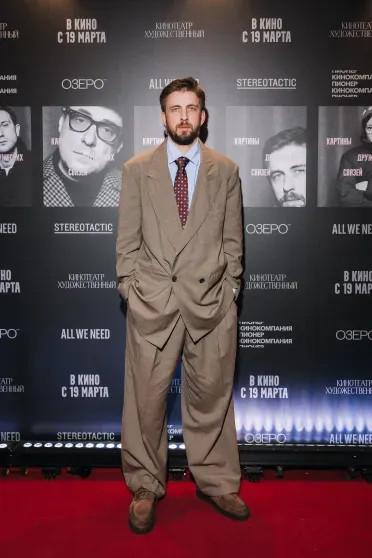 Юра Борисов с женой, Евгений Цыганов и Юлия Снигирь, Аглая Тарасова и Саша Бортич на премьере фильма 