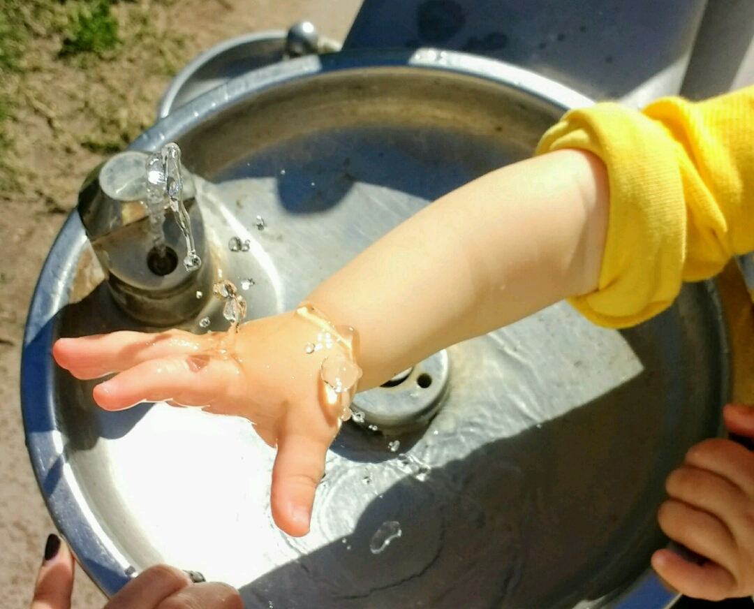 Фонтанчики с водой в Аризоне приспособлены для взрослых, детей и даже животных