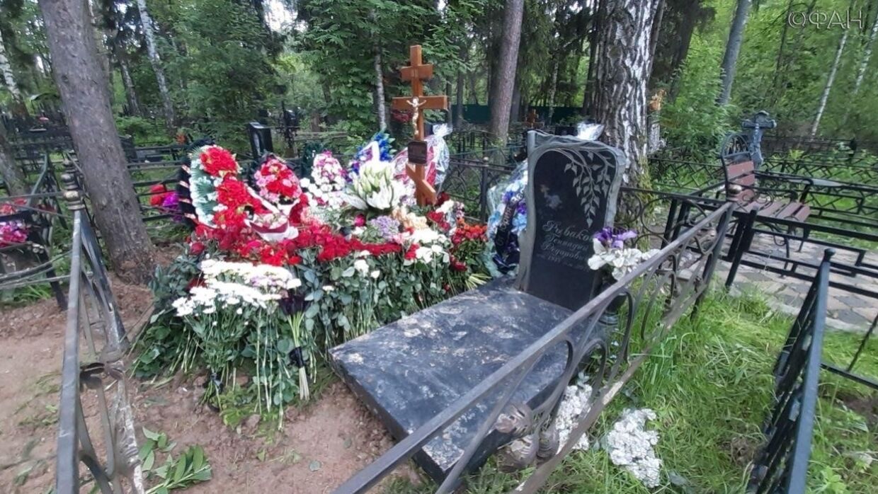 Где похоронить маму. Могила Юлии Норкиной на Новодеревенском кладбище. Могила жены Андрея Норкина.