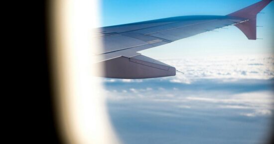 Вот это поворот! Почему в самолете лучше не сидеть у окна