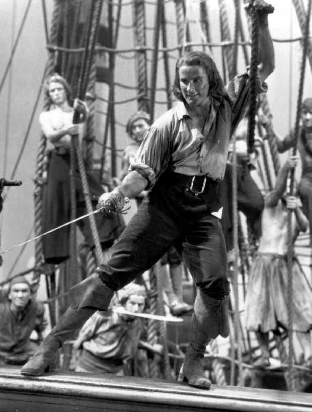 Капитан Блад (Эррол Флинн) с шпагой из первой экранизации романа Р. Сабатини "Одиссея капитана Блада" (1935 г.).